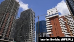 Disa ndërtesa të reja në Prishtinë. Institucioni i Avokatit të Popullit në raportin vjetor ka thënë se numri i vdekjeve në vendet e punës është i lartë rrjedhimisht edhe shqetësues.