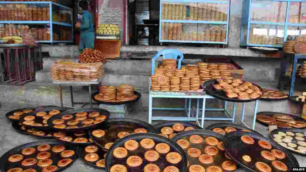 Prodavac priprema tradicionalne slatkiše u Kandaharu, Afganistan. Muslimani širom svijeta slave sveti mjesec ramazan moleći se tokom noći i suzdržavajući se od jela, pića i seksualnog čina u periodu između izlaska i zalaska sunca.