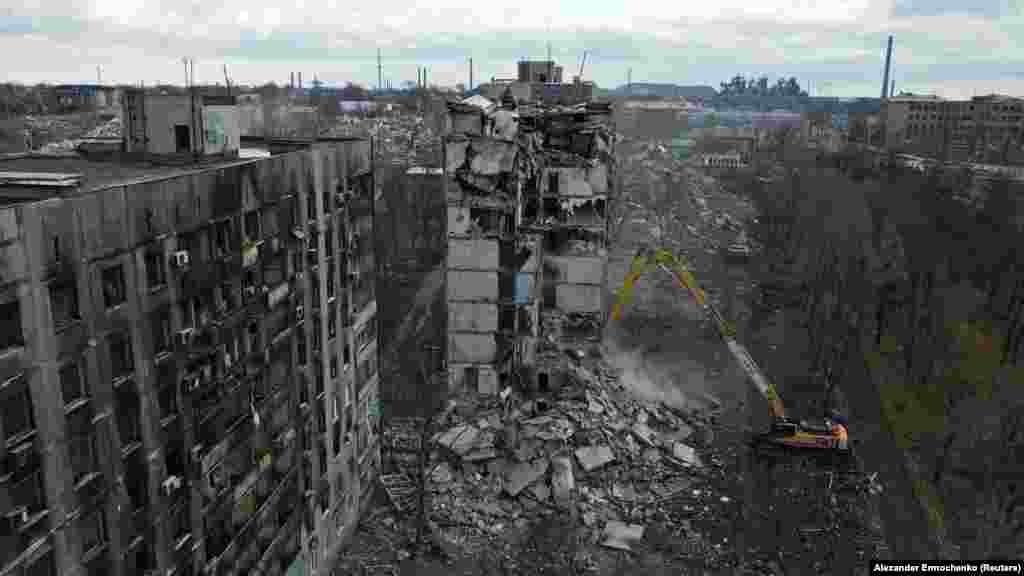 Egy lakóház romjait bontják el Mariupolban 2023. február 15-én