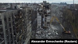 Руїни Маріуполя. Російська армія, починаючи з 24 лютого 2022 року 86 днів бомбардувала місто з повітря, обстрілювала усіма видами важкої артилерії і танками. За різними даними у Маріуполі загинули від 20 до 90 тисяч людей