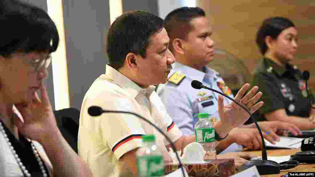 A Fülöp-szigeteki külügyminisztérium és a hadsereg közös sajtótájékoztatót tartott az eset másnapján Manilában.&nbsp;A külügyminiszter bekérette a kínai nagykövetet, és&nbsp;az eddigi legsúlyosabbnak nevezte az incidenst a területi vitában