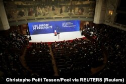 Govor Emmanuela Macrona u amfiteatru u Parizu