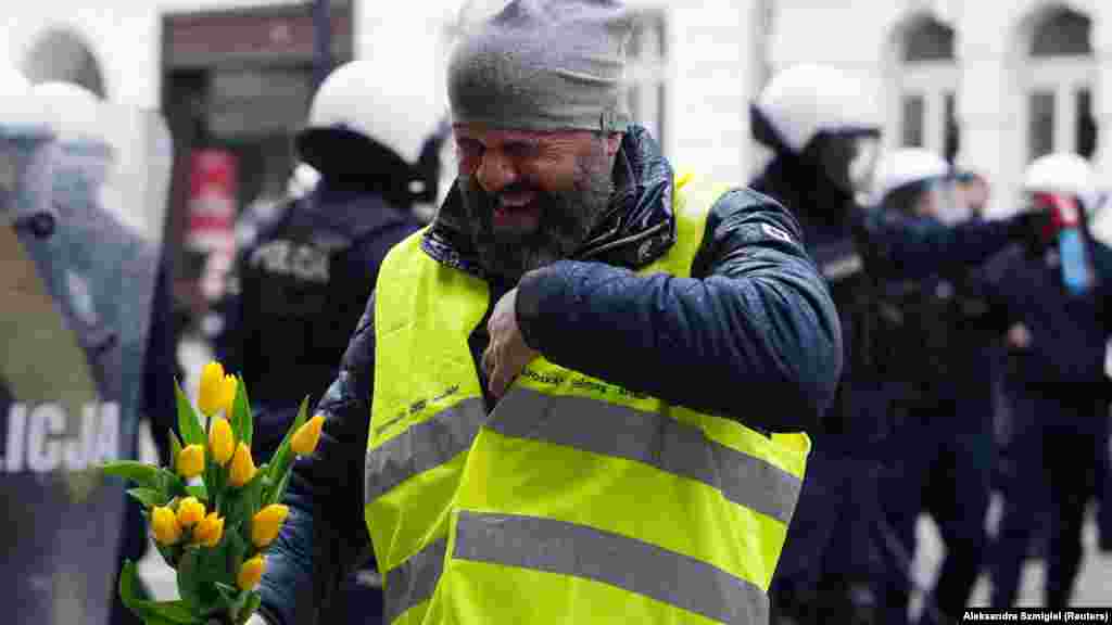 Paprikaspray-vel lefújt tüntető Varsóban március 6-án.&nbsp;Az EU Green Deal nevű kezdeményezése ambiciózus célokat tűzött ki, amelyek között szerepel a növényvédő szerek használatának felére csökkentése, valamint a műtrágyák mezőgazdasági felhasználásának húszszázalékos mérséklése 2030-ig