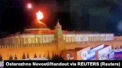 Вибух над куполом Сенату Кремля у ніч на 3 квітня 2023 року. Кадр відео