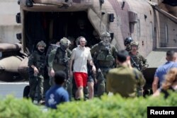 آندره کوزولف، یکی از چهار گروگان نجات‌یافته از غزه در عملیات نیروهای اسرائیلی در روز ۱۹ خرداد، در لحظۀ بازگشت به اسرائیل