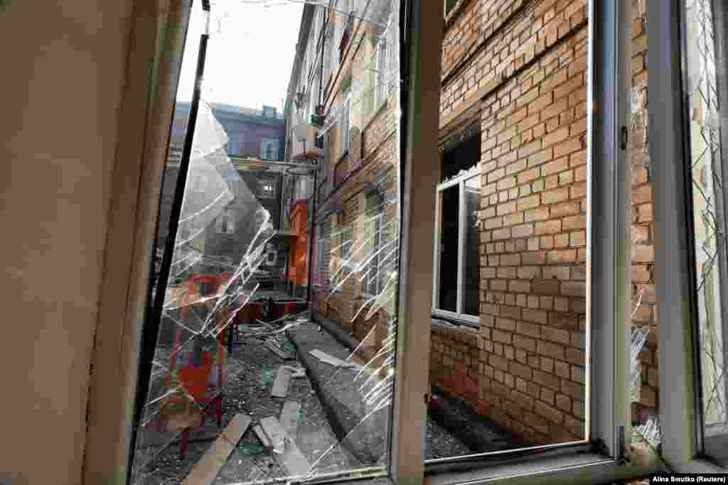 Жителите спиеле кога нападот се случил рано наутро, при што се искршени стакла во соседните згради и се запалени повеќе автомобили.