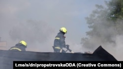 Ukrajinski vatrogasci gase požar posle ruskog napada u Dnjepru, 3. jul 2024.