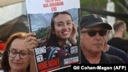 Poster sa fotografijom Noe Argamana, jedne od četvoro oslobođenih talaca na skupu u Tel Avivu 8. juna 2024.