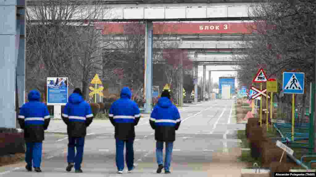 Dolgozók az erőmű területén.&nbsp;A létesítmény jelenlegi személyzeti létszáma vélhetően kevesebb mint egyharmada az invázió előttinek