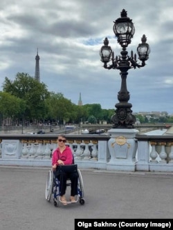 Szahno az Eiffel Toronnyal a háttérben