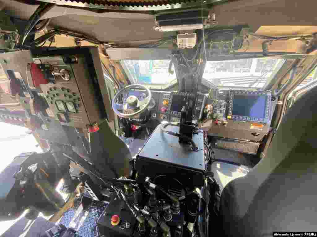 Unutrašnjost vozila američkog &quot;Oshkosha&quot; podsjeća na mali komandni centar.