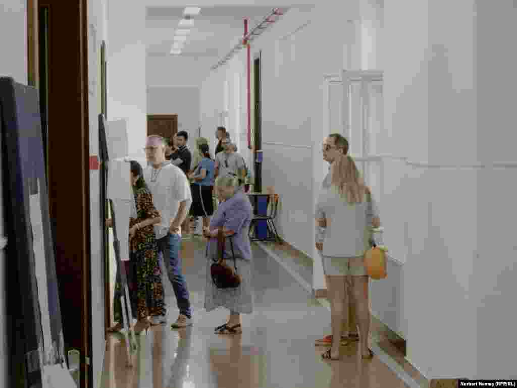 Pe de altă parte, Diana crede că votul este un privilegiu, dar și o obligație: &bdquo;Suntem responsabili de viitorul nostru și apreciez că într-o mică măsură avem puterea de a influența asta&rdquo;.