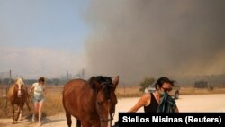 Két irányból is pusztító erdőtűz terjedt Athén közelében, ezreket evakuáltak