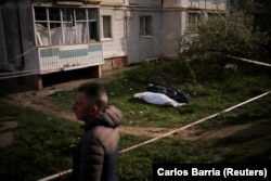 Cadavre în saci de plastic lângă o clădire puternic avariată în urma unui atac al Rusiei, în orașul Uman, regiunea Cerkasîi, Ucraina, 28 aprilie 2023.
