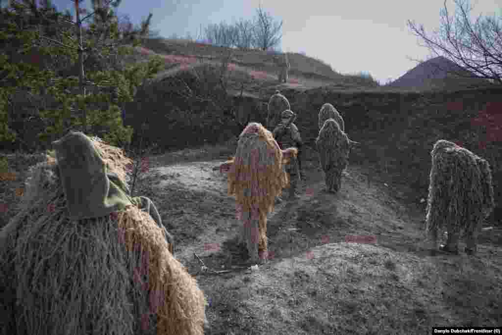 На фото: група українських військових, які проходять підготовку на снайперському курсі &laquo;Альфа Браво&raquo; поблизу лінії фронту