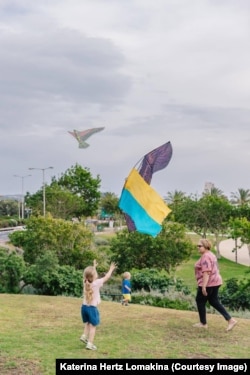 За спостереженнями волонтерки, найбільше біженці чекають на зустрічі та свята, коли можуть провести час у колі своїх