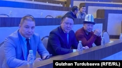 Эл аралык көкбөрү федерациясынын президенти Курманкул Зулушев, дене тарбия спорт департаментинин директору Айбек Абдымомунов (солдо) жана Көкбөрү федерациясынын мурдагы президенти Канат Исаев. Бишкек. 17-октябрь, 2023-жыл. 