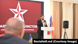  Consilierul socialist de la Bălți, Maxim Moroșan, ținând un discurs la tribună.