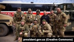 Ukrajinski predsjednik Volodimir Zelenski i vojnici u istočnoj regiji Donjeck, 18. travnja 2023.