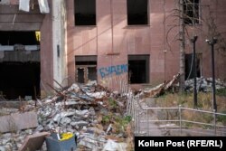 «Будемо жити» – графіті синьо-жовтих кольорів прапора України на пошкодженій будівлі в Миколаєві