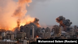 Дим и пламъци се издигат след израелски удари в Газа, 9 октомври 2023 г. 