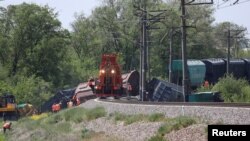 Вагони, що зійшли з рейок після аварії вантажного поїзда, що перевозив зерно, у Сімферопольському районі, Крим, 18 травня 2023 року