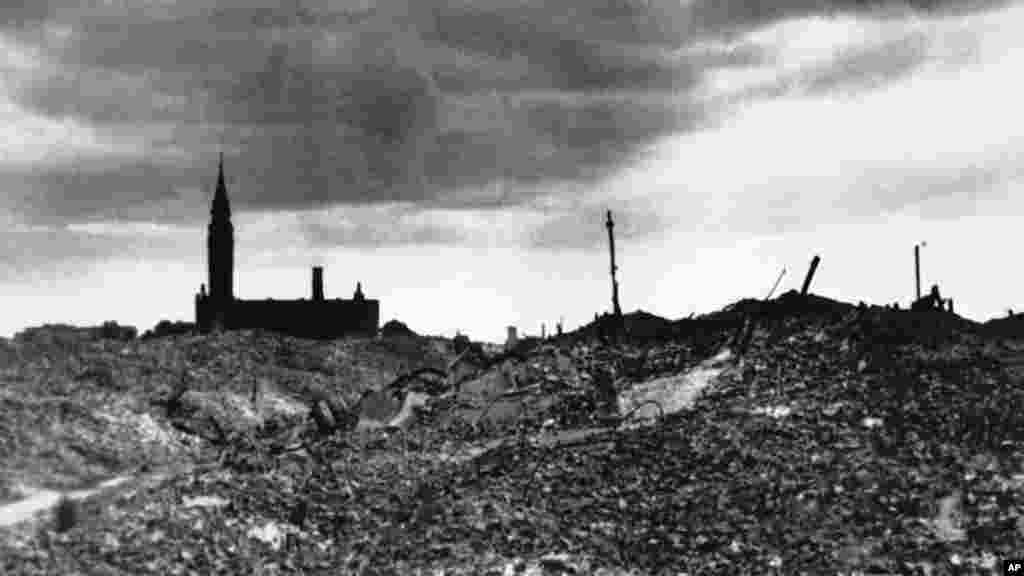 Варшавското гето е изравнено със земята през 1943 г., а евреите са отведени в лагери.