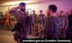 Президент України Володимир Зеленський з нагоди Дня морської піхоти відвідав передові позиції ЗСУ в смузі оборони Вугледар – Мар’їнка на Донеччині, 23 травня 2023 року