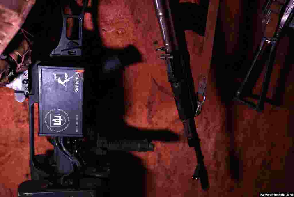 Un dispozitiv antidronă gata de utilizare.