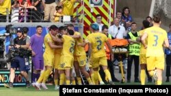 Jucătorii români se bucură după golul prin care au egalat Slovacia, la Frakfurt, în Germania, la EURO 2024.