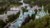 Lavra Sviatohirsk, unul dintre principalele centre spirituale ortodoxe din Ucraina, este situată pe malul râului Siverski Doneț