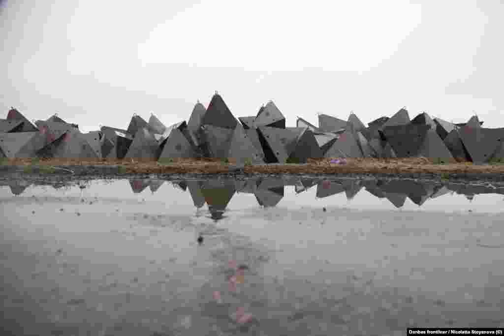 Бетонні &laquo;зуби дракона&raquo; привезли, а от техніки, щоб розтягнути їх у лінію немає. Кожен&nbsp;&laquo;зуб&raquo; важить 300 кілограмів, руками не потягнеш.