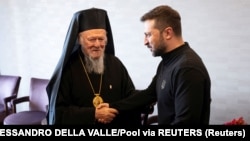 Президент України Володимир Зеленський під час телефонної розмови запевнив, що Україна прагне зміцнювати православ’я в Україні та сприяти відкритому діалогу між церквами.