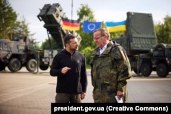 Президент України Володимир Зеленський та міністр оборони Німеччини Борис Пісторіус відвідують навчання українських військових з використання ЗРК Patriot. Німеччина, 12 червня 2024 року