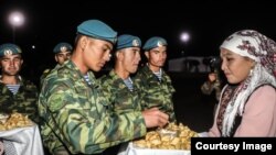 Встреча таджикских военнослужащих в Кыргызстане