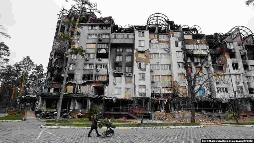 Cel puțin zece țări, mulți voluntari precum și diverse organizații internaționale sunt implicate în procesul de reconstrucție.