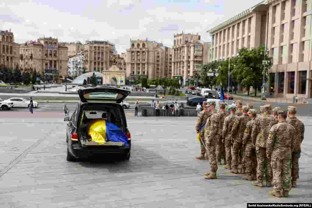 Народився Едуард Хатмуллін на Донеччині, у Костянтинівці. З 2014 року став одним із засновників волонтерської організації, яка допомагала військовим