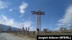 Кыргыз-тажик чек ара аймагындагы жол. Архивдик сүрөт.