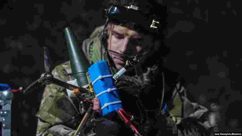 Ukrajinski vojnik pričvršćuje granatu na dron. Kako se upotreba dronova intenzivira, obje strane se sada upuštaju u elektroničko ratovanje kako bi ometale uređaje drugih, što rezultira značajno velikim gubitkom dronova. Američki zvaničnici izvještavaju da ukrajinske oružane snage gube oko 10.000 dronova svakog mjeseca.
