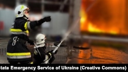 Пожежники ліквідовують пожежу, що виникла внаслідок падіння уламків ракети під час російської атаки. Київська область, 12 червня 2024 року