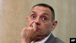 Aleksandara Vulina, koji je na čelu Bezbednosno-informativna agencija Srbije od 2022. godine, Sjedinjene Države stavile su na listu sankcija zbog navodne korupcije i umešanosti u trgovinu drogom i zbog veza sa Rusijom.