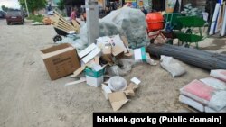 Дүкөндөрдүн алдына чогулуп калган таштандылар. Муниципалдык инспекциянын кызматкерлери тарткан сүрөт.