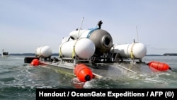 Подводницата "Титан" на повърхността на океана.