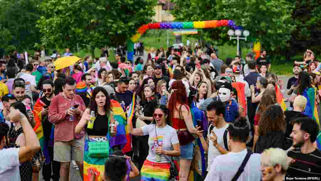 Mimoza Kusari-Lila, shefe e grupit parlamentar të Lëvizjes Vetëvendosje, në Kuvendin e Kosovës, ka bërë thirrje për pranim të pjesëtarëve të këtij komuniteti në shoqëri, dhe që ata të jenë të hapur të deklarohen për orientimin seksual.