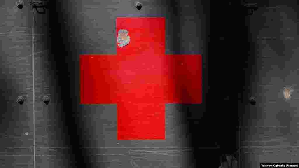 Lövedéknyomok egy katonai mentőn.&nbsp;Hivatalosan eddig&nbsp;több mint ötvenezer orosz katona halt meg&nbsp;az invázióban, Ukrajna harmincegyezer katona elvesztését vallotta be, de&nbsp;a valós szám mindkét fél esetében ennél sokkal magasabb lehet