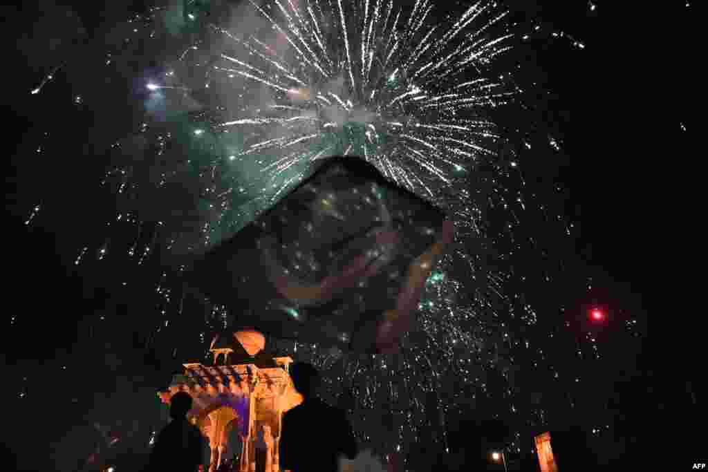 Ljudi gledaju kako vatromet eksplodira iznad Islamabada u sklopu proslave Dana nezavisnosti 14. avgusta 2023.