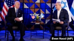 Джо Байден (ліворуч) у розмові з Нетаньягу наголосив на необхідності негайного збільшення постачання гуманітарної допомоги для цивільних у Газі (ілюстраційне фото)