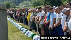 Az újonnan azonosított áldozatok temetése Potočariban 2023. július 11-én