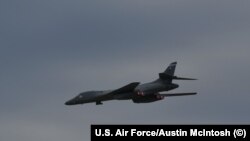 AB-1B sposoban je u kratkom roku koristiti velike količine preciznog i nepreciznog naoružanja protiv svakog neprijatelja, bilo gdje u svijetu, bilo kada.