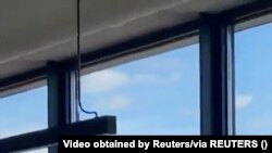 Dől a füst a kettétört harkivi tévétoronyból az április 22-i rakétatalálat után